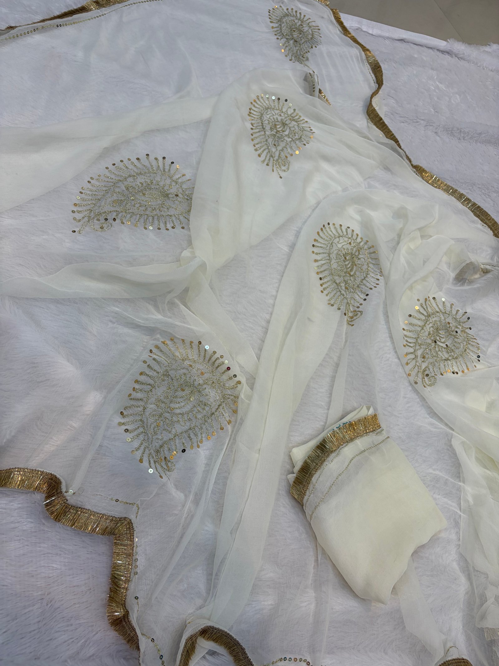 WHITE ROOP